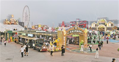 　　本届啤酒节吸引了众多中外游客。本报记者 刘洋摄