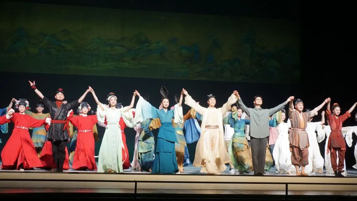 7月2日舞蹈诗剧《只此青绿》台湾首演现场。新华社记者 褚萌萌 摄