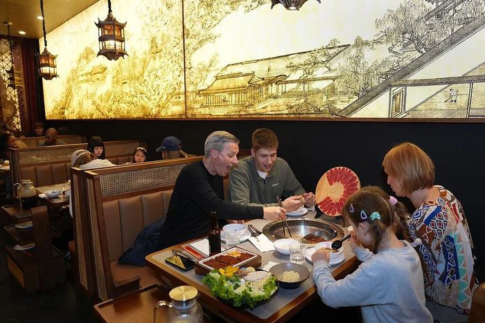△今年5月，在美国纽约，火锅店人气火爆。