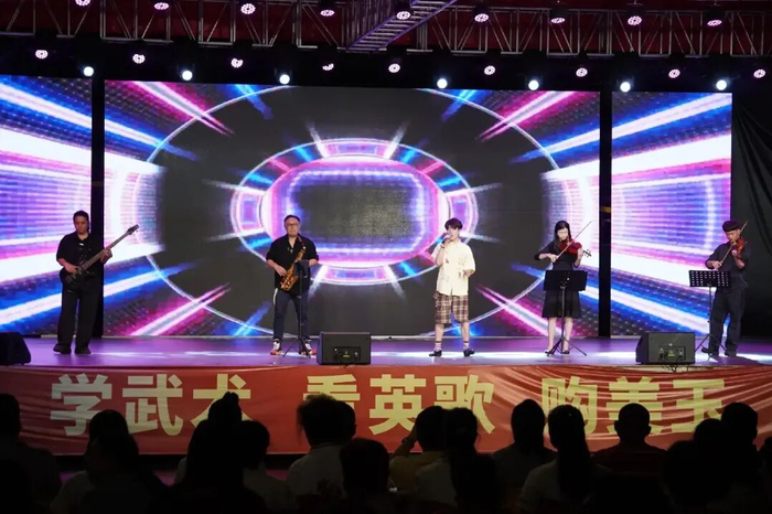 精彩的文艺表演