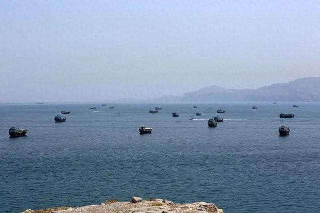 这是6月20日在阿曼北部小镇海塞卜拍摄的霍尔木兹海峡南侧现状。新华社记者温新年摄