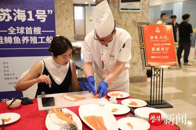 现场进行三文鱼分割、刺身制作 王文帮 摄