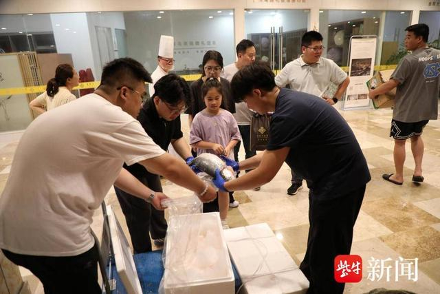市民现场打包购买的三文鱼 王文帮 摄