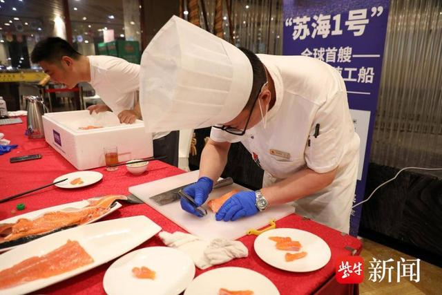 现场进行三文鱼分割、刺身制作 王文帮 摄