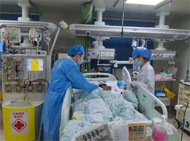 在ICU治疗8天后小奥顺利脱险。