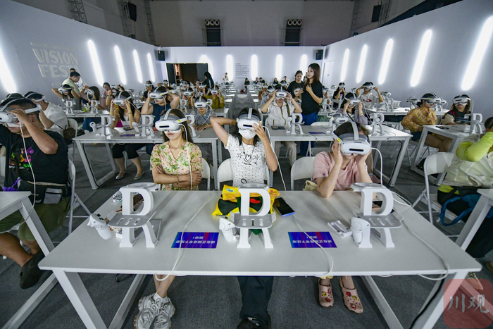沉浸式VR展厅全景，众多体验者同步开启视听之旅。