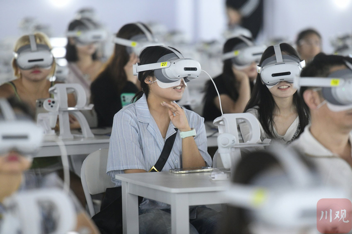 观众佩戴VR设备，沉浸式体验舞台视听内容。