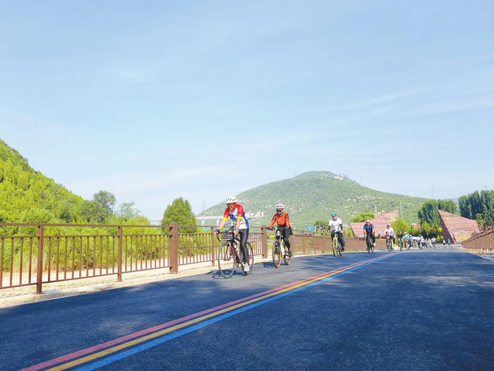 图为7月4日，骑行爱好者在太行泉城1号风景赛道骑行。 本报记者　韩文洲摄