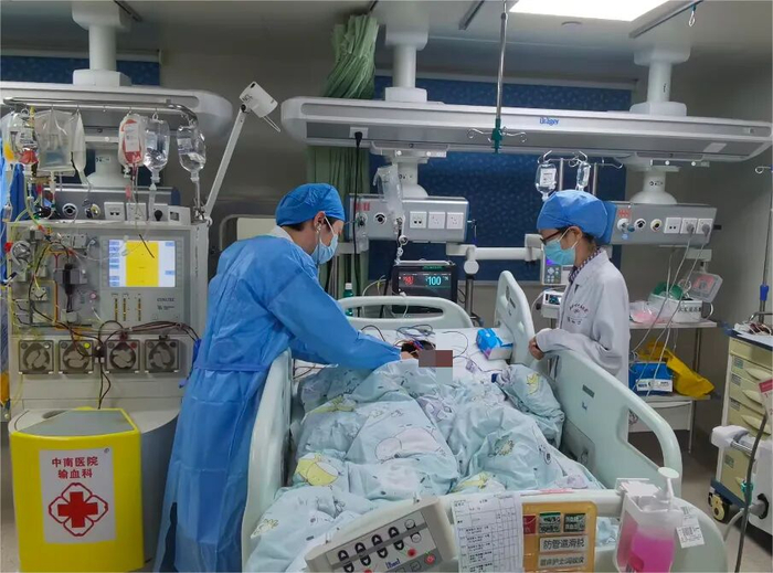 在ICU治疗8天后小奥顺利脱险