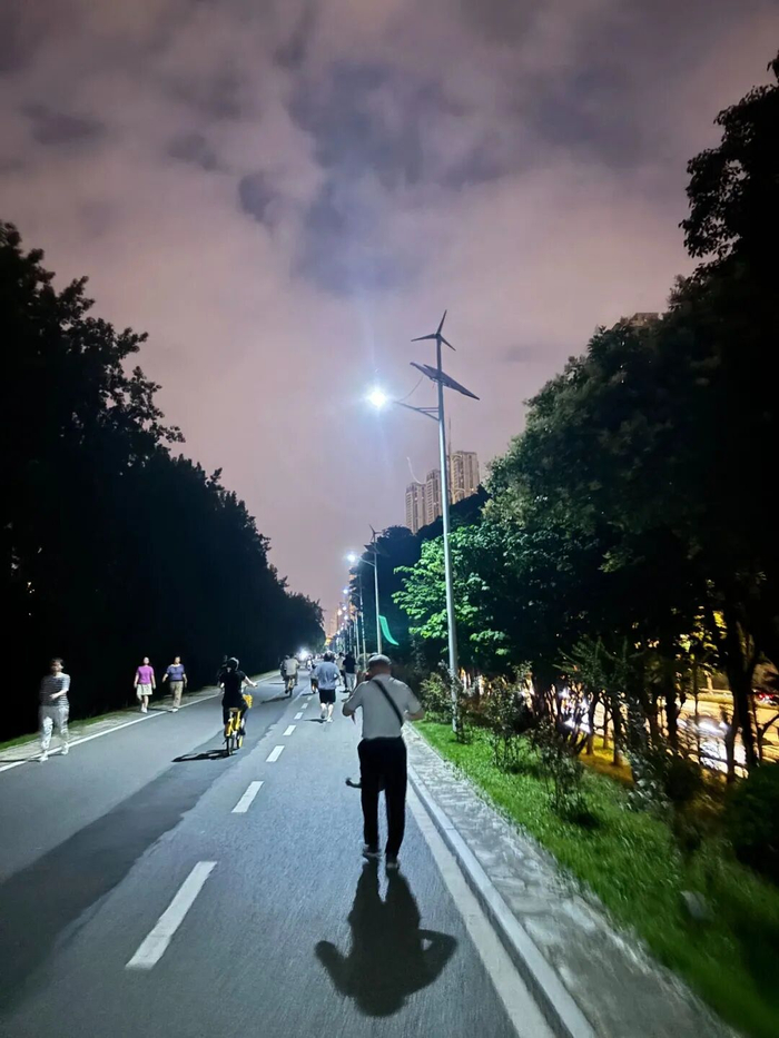 7月4日晚，张公堤绿道，骑行的人络绎不绝。记者黄丽娟 摄