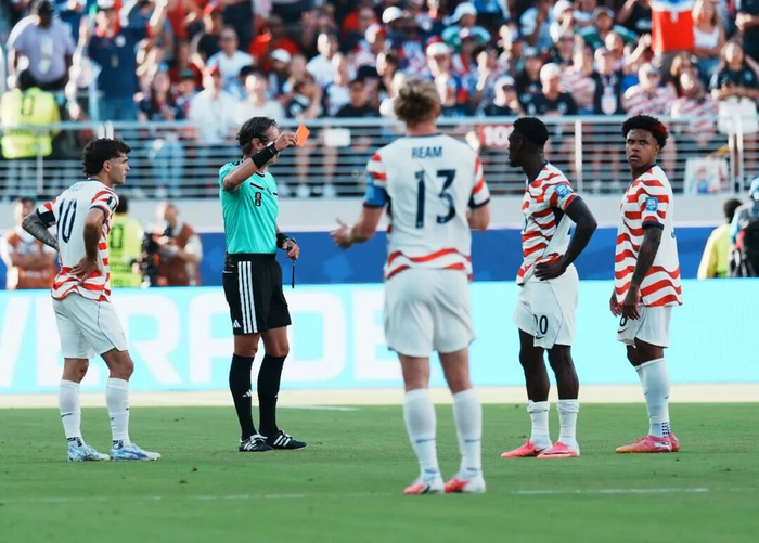 ▲ 7月1日，美国队球员福拉林·巴洛贡（右二）被出示红牌。新华社记者 许畅 摄