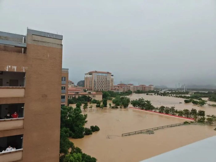 贵港市高级中学被淹，近4000名师生被困。受访者供图