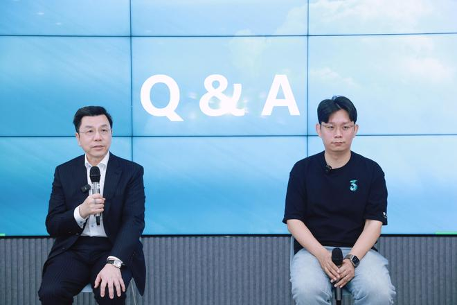  零一万物创始人、CEO 李开复（左）与零一万物产品负责人姚璨（右）（图源：零一万物） 以下为零一万物采访实录，略作编辑：