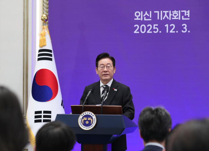 2025年12月3日，在韩国首尔青瓦台迎宾馆，韩国总统李在明举行外媒记者会。新华社记者姚琪琳摄