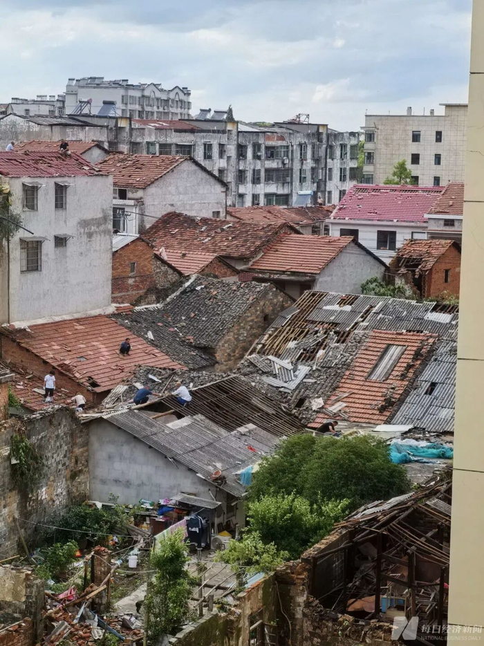 居民抢修屋顶  图片来源：每经记者 陈晴 摄