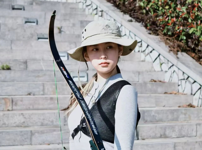 自媒体博主何玥妍参加射箭比赛。本人供图