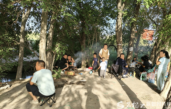 7月6日，乌鲁木齐市水磨河米东区段碧秋园游园河岸林带里，游客在烧烤。