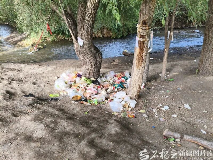 7月6日，乌鲁木齐市水磨河米东区段碧秋园游园河岸随处可见堆积的垃圾。