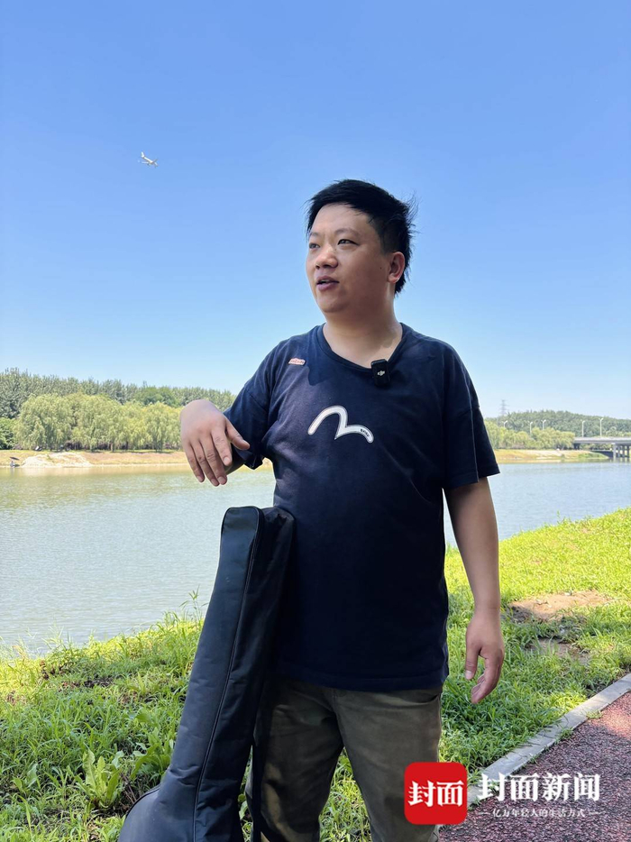 小海在温榆河边（封面新闻记者张杰拍摄）