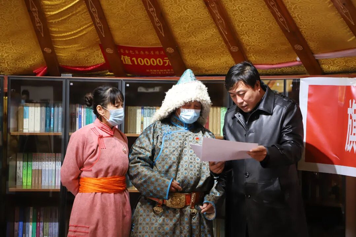 牧民向讲师咨询政策知识（资料图）。