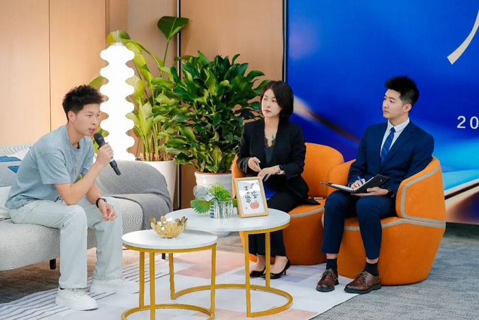 图为毕业生吐槽首次租房的房租支付压力大。发布会现场4位曾“踩坑”的毕业生，分享了自己“第一次租房”故事。