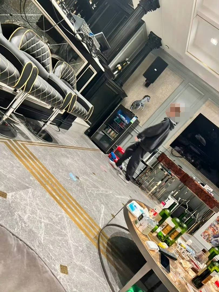 博主司晓迪在社交平台发布范丞丞私人生活照。