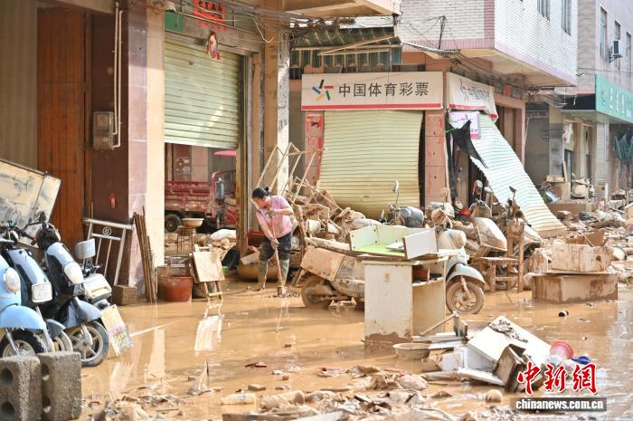 图为洪水退去后的广西贵港市三里镇。俞靖 摄