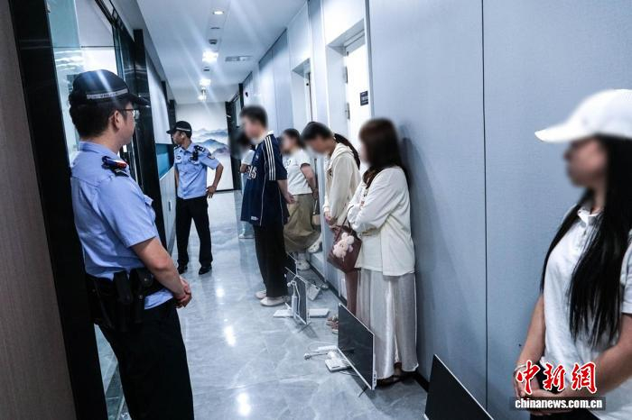 警方抓获的犯罪嫌疑人。成都市公安局锦江区分局供图