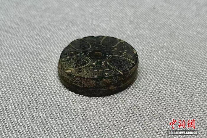 7月9日，莲花纹黑衣陶纺轮在河南周口平粮台古城遗址博物馆展出。周建山 摄