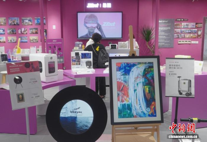 7月9日，在上海愚园路上，一家AI产品商店吸引消费者。中新社记者 康玉湛 摄