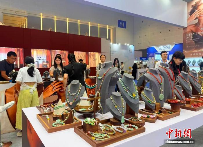 7月9日，在2026全球跨境电商交易博览会上展出的饰品，颇受跨境电商卖家欢迎。　奚金燕 摄
