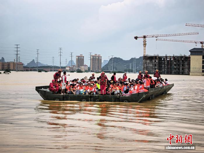 7月9日，中国安能救援队员启动应急动力舟桥转运被困学生。谭凯勇 摄