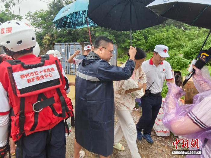 图为红十字会工作人员在救援现场转移人员。朱政 摄