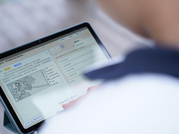 彝良天立学校学生使用AI学习平板自主学习