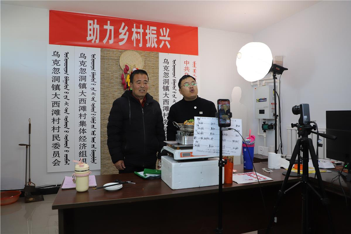 大西滩村党支部书记孟拴仁直播现场介绍产品。