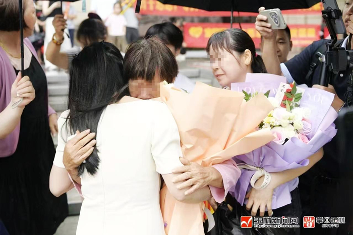 ▲钟奉玲与亲生母亲、姐姐相见 图据玉林发布