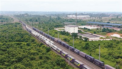 近日，中老铁路货物班列经过万象南站。 中国铁路昆明局集团有限公司供图