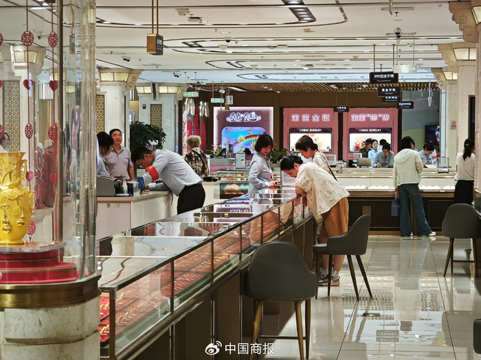 消费者在选购黄金饰品。