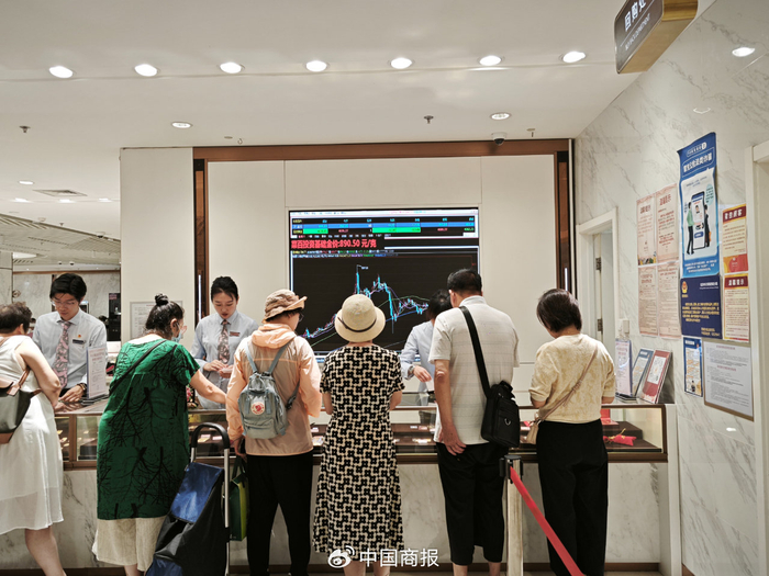 不少消费者在了解金条的价格。