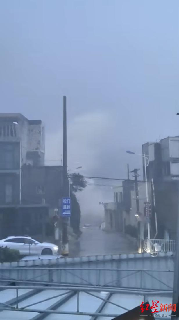 ▲金沙滩景区，海浪冲击海岸
