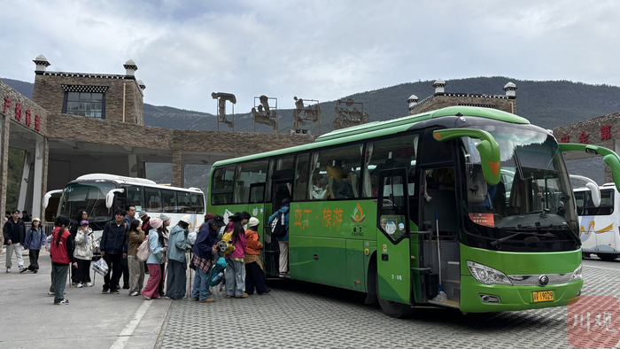 游客排队上摆渡车。张立峰 摄