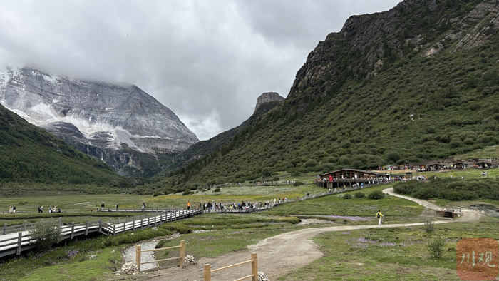 游客在洛绒牛场游玩。张立峰 摄