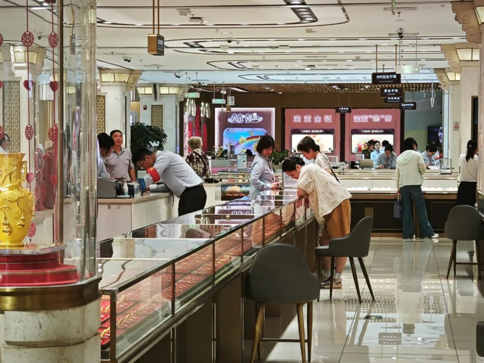 △消费者在选购黄金饰品。