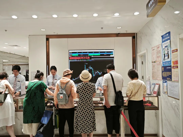 △不少消费者在了解金条的价格。