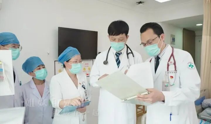 陆明副主任医师（右一）在查房