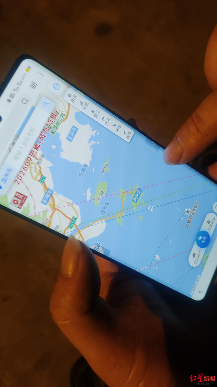 ▲渔政工作人员查看台风路径