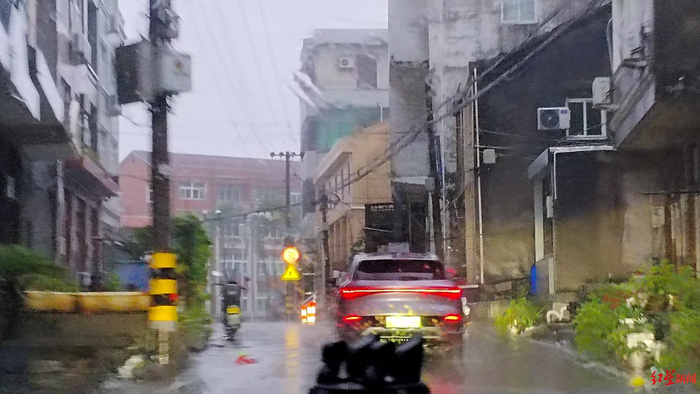 ▲台风来临前，石塘镇的街道