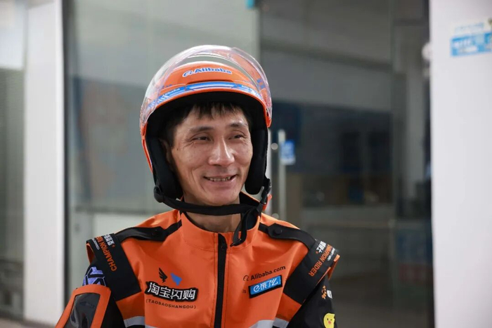 跳桥救人的“城市骑士社区侠”吕炜权获橙意计划重奖。他说，现在送外卖会被很多人认出来