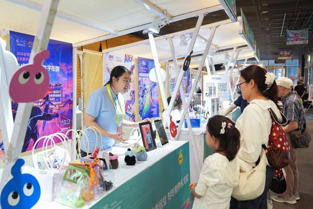 7月2日，在北京隆福寺街区的隆福大厦，工作人员在数字“潮”市介绍展出的几款互动数字产品。新华社记者 鞠焕宗 摄