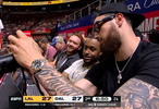 业余还是个摄影师？新援马穆观战湖人夏联 在场边摆弄照相机